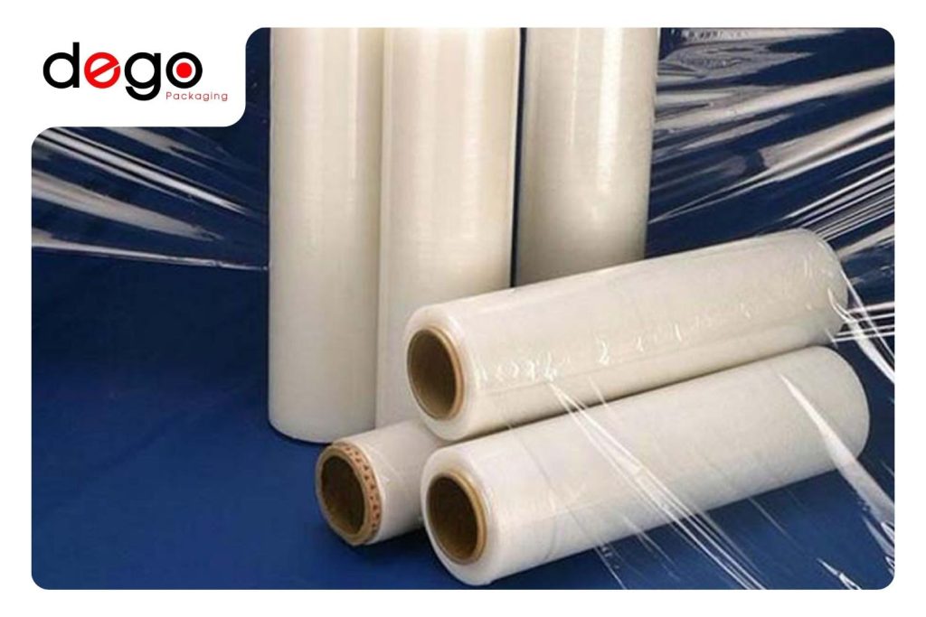 Màng PE nổi bật với độ bền kéo cao, khả năng chống rách và chống thấm, mang lại lớp bảo vệ chắc chắn cho sản phẩm
